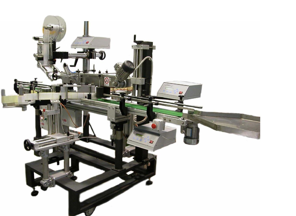 Three heads labelling machine